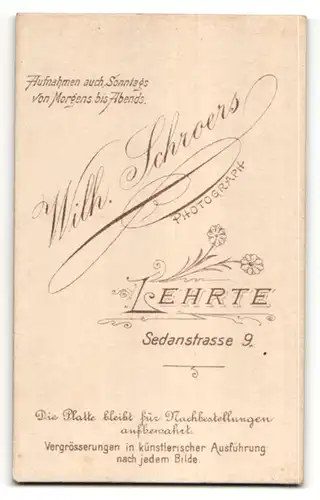 Fotografie W. Schroers, Lehrte, Portrait Kleinkind mit nackigen Füssen