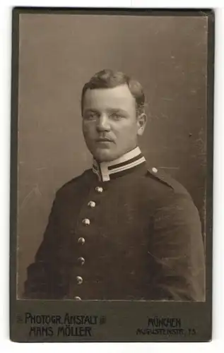 Fotografie Hans Möller, München, Portrait Unteroffizier in Uniform