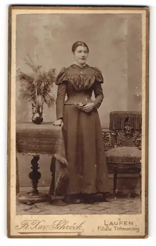 Fotografie Fr. Xav. Schröck, Laufen, Portrait junge Frau in festlichem Kleid