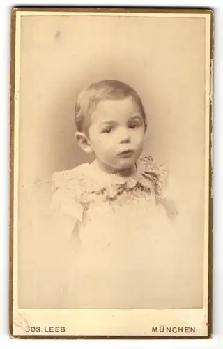 Fotografie Jos. Leeb, München, Portrait Kleinkind mit kurzem Haar