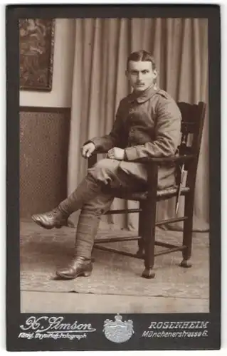 Fotografie X. Simson, Rosenheim, Portrait Soldat in Feldgrau mit Wickelgamaschen, Schulterklappe 3 MG
