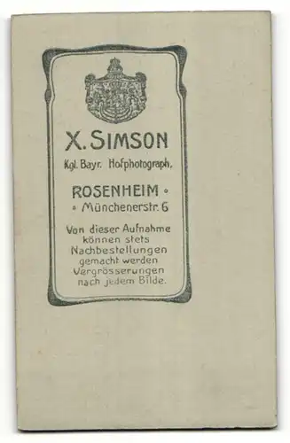 Fotografie X. Simson, Rosenheim, Portrait Soldat in Feldgrau mit Wickelgamaschen, Schulterklappe 3 MG