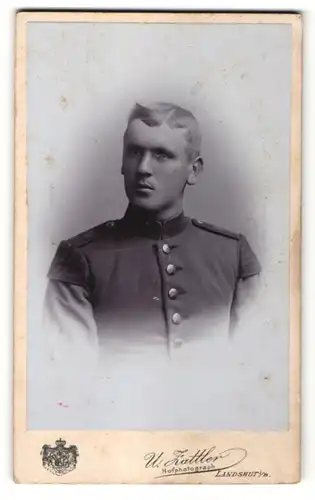 Fotografie W. Zattler, Landshut i/B, Portrait Soldat mit Schwalbennestern, Schulterklappe 16