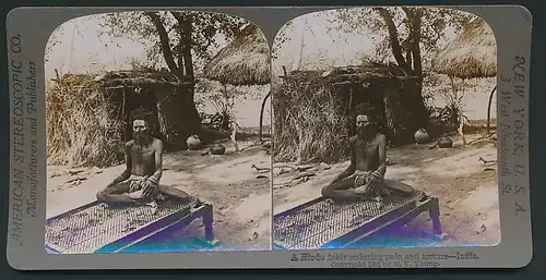 Stereo-Fotografie American Stereoscopic Co., Hindu Fakir auf Nagelbett in Indien