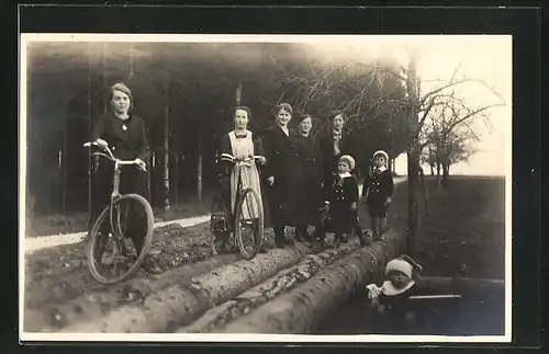 Foto-AK Mädchen mit Fahrrädern und Mütter mit Kindern