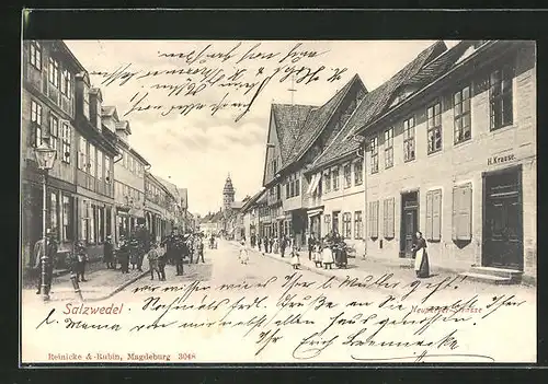 AK Salzwedel, Neuperver-Strasse mit Passanten