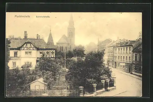 AK Marktredwitz, Bahnhofstrasse mit Blick zur Kirche