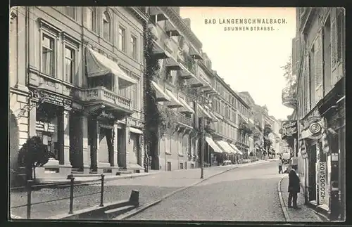 AK Bad Langenschwalbach, Brunnenstrasse mit Passanten