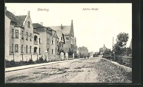 AK Jüterbog, Schiller-Strasse mit Passanten
