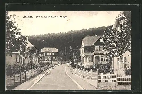 AK Ilmenau, Ortsansicht mit Theodor-Körner-Strasse mit Wald und Häuser