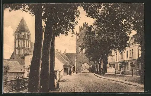 AK Grimmen, Strasse am Mühlen-Tor mit Kirche