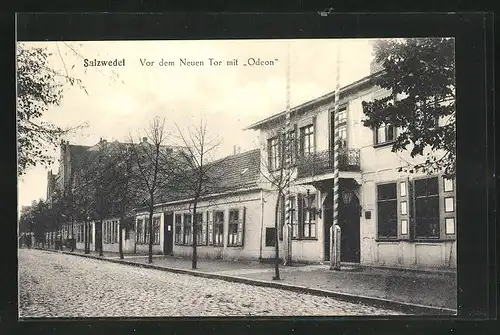 AK Salzwedel, Vor dem Neuen Tor mit Gasthaus Odeon