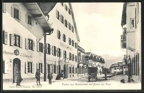 AK Mittenwald, Hotel zur Post mit Passanten und Wohnhäusern