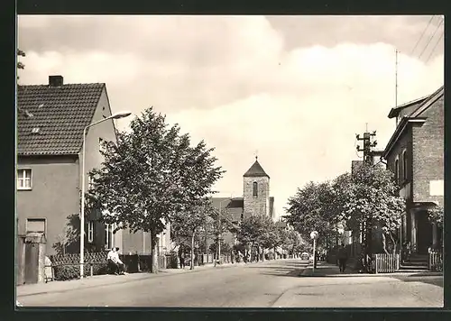 AK Unterwellenborn / Kr. Saalfeld, Ortsansicht August-Bebel-Strasse mit Kirche