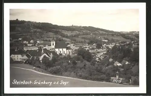 Foto-AK Steinbach-Grünburg, Totalansicht von Anhöhe mit Kirche und Umgebung