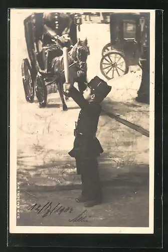 AK Junger Polizist hält seinen Holzknüppel in die Höhe