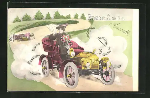 AK Dame braust in rasender Fahrt mit dem Auto 1906 die Strasse entlang und lässt die Wegmarke 1905 hinter sich