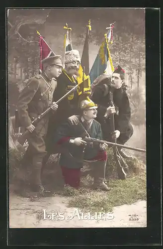 AK Propaganda Entente, Les Alliès - Soldaten mit Fahnen und Waffen