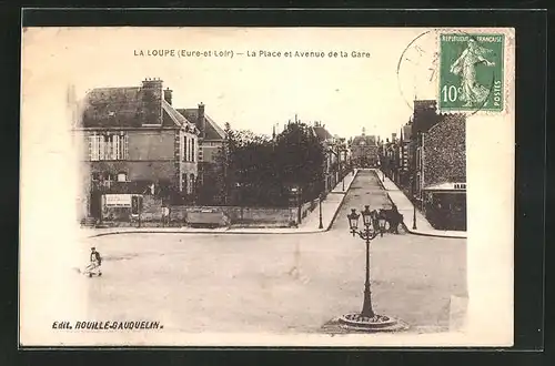 AK La Loupe, La Place et Avenue de la Gare, Blick in den Ort