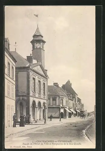 AK Chateauneuf-en-Thymerais, Facade de l` Hotel de Ville et Perspective de la Rue Grande