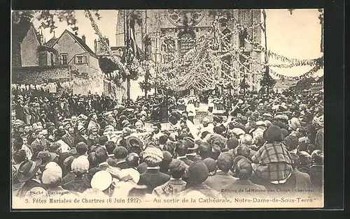 AK Chartres, Fetes Mariales de Chartres 6 Juin 1927, au sortier de la Catherdrale, Notre-Dame-de-Sous-Terre