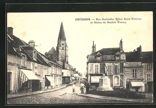 AK Chateaudun, rue Gambetta, eglise Saint-Valerien et Statue du Gaulois Vaincu