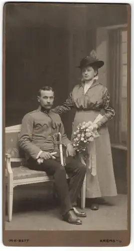 Fotografie M.K. Bett, Krems a. D., österreichischer Soldat in Uniform mit Säbel nebst Gattin