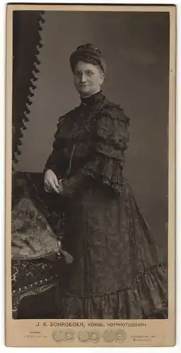 Fotografie J. S. Schroeder, Königsberg i. Pr., Edeldame mit Zwicker trägt schwarzes Kleid