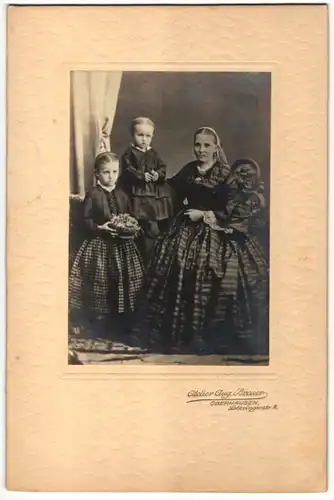 Fotografie Aug. Breuer, Oberhausen, Johanna Klapper mit ihren Kindern im Atelier