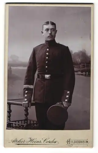 Fotografie Heinr. Cordes, Hildesheim, Portrait Soldat in Uniform, Ärmelband Gibraltar