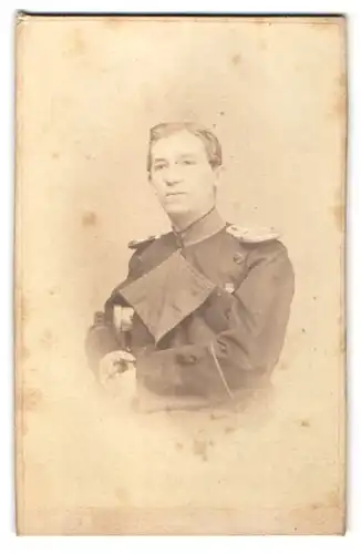 Fotografie J. Bosch, Wesel, Portrait Soldat in Uniformmantel mit Epauletten