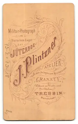 Fotografie J. Plintzner, Trebbin, Portrait Reservisten in Jüterbog mit Bier im Grünen