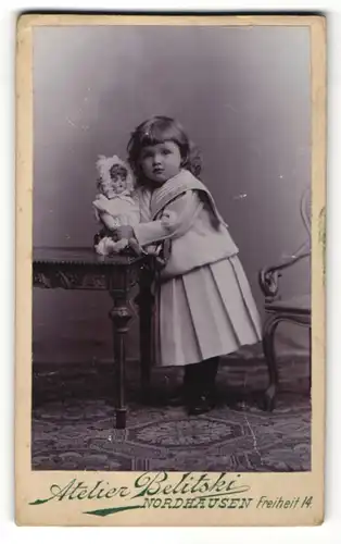 Fotografie Atelier Belitski, Nordhausen, Portrait kleines Mädchen mit Puppe