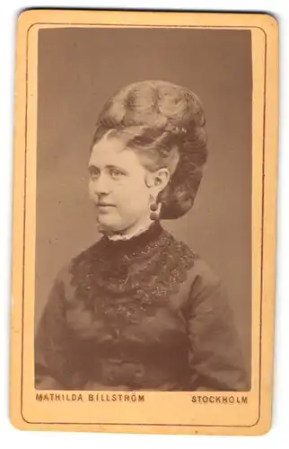 Fotografie Mathilda Billström, Stockholm, Portrait junge Dame mit aufwendiger Frisur mit Haarnetz