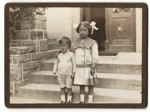 Fotografie Mädchen mit Haarschleife und kleiner Bruder in feinem Zwirn