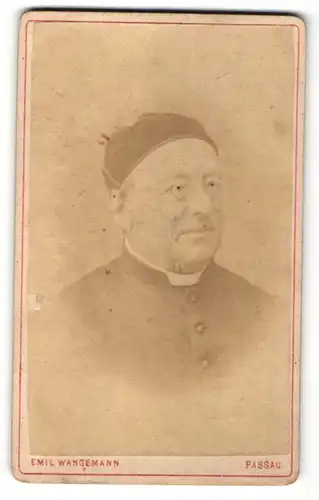 Fotografie Emil Wangemann, Passau, Portrait Geistlicher mit Brille