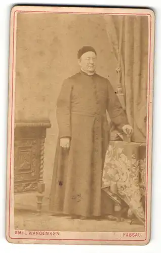 Fotografie Emil Wangemann, Passau, Portrait kathol. Geistlicher in Ornat
