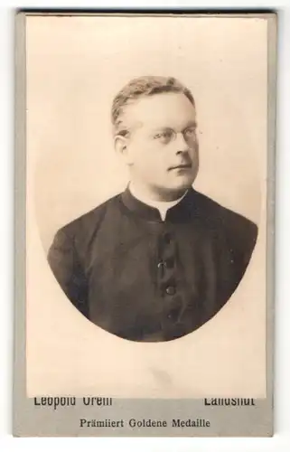 Fotografie Leopold Orelli, Landshut, Portrait kathol. Geistlicher in Ornat mit Brille