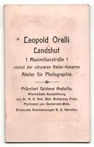 Fotografie Leopold Orelli, Landshut, Portrait kathol. Geistlicher in Ornat mit Brille
