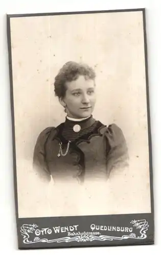 Fotografie Otto Wendt, Quedlinburg, rückseitige Ansicht Quedlinburg, Atelier Bahnhofstrasse, vorderseitig Portrait