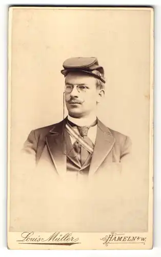 Fotografie Louis Müller, Hameln a/W, Portrait Burschenschaftler mit Mütze und Schärpe, Student