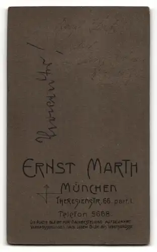 Fotografie Ernst Marth, München, Portrait Student mit Mütze und Schärpe
