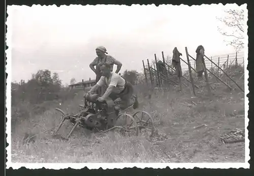 Fotografie Traktor, Winzer benutzt Seilwinde des Schleppers