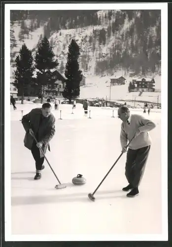 Fotografie Wintersport, Männer beim Curling