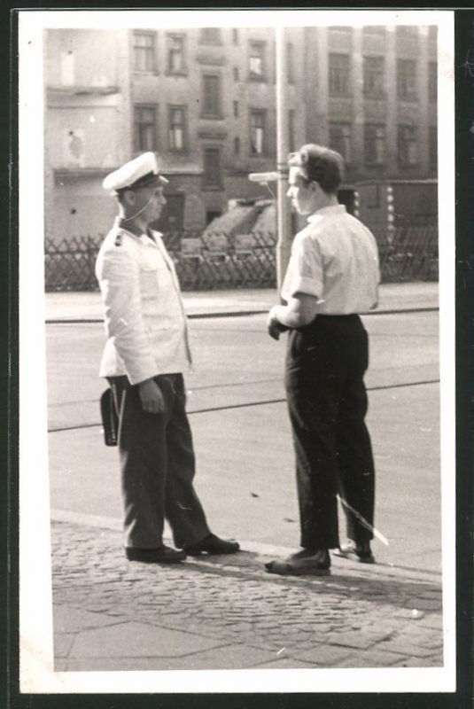 Fotografie DDRPolizei, Verkehrspolizisten im Gespräch Nr. 8604991
