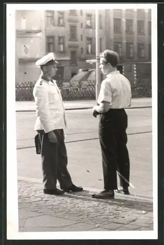 Fotografie DDR-Polizei, Verkehrspolizisten im Gespräch