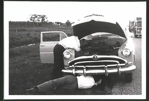Fotografie Auto, Limousine mit Panne am Strassenrand
