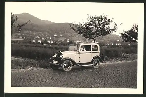 Fotografie Auto Opel, junge Frau sitzt am Steuer