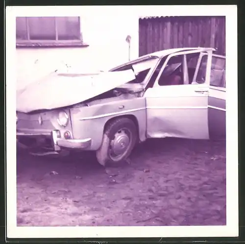 Fotografie Auto-Wrack, PKW mit Totalschaden nach einem schweren Unfall