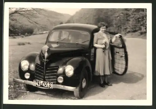 Fotografie Auto Ford Taunus, Hausfrau posiert am PKW